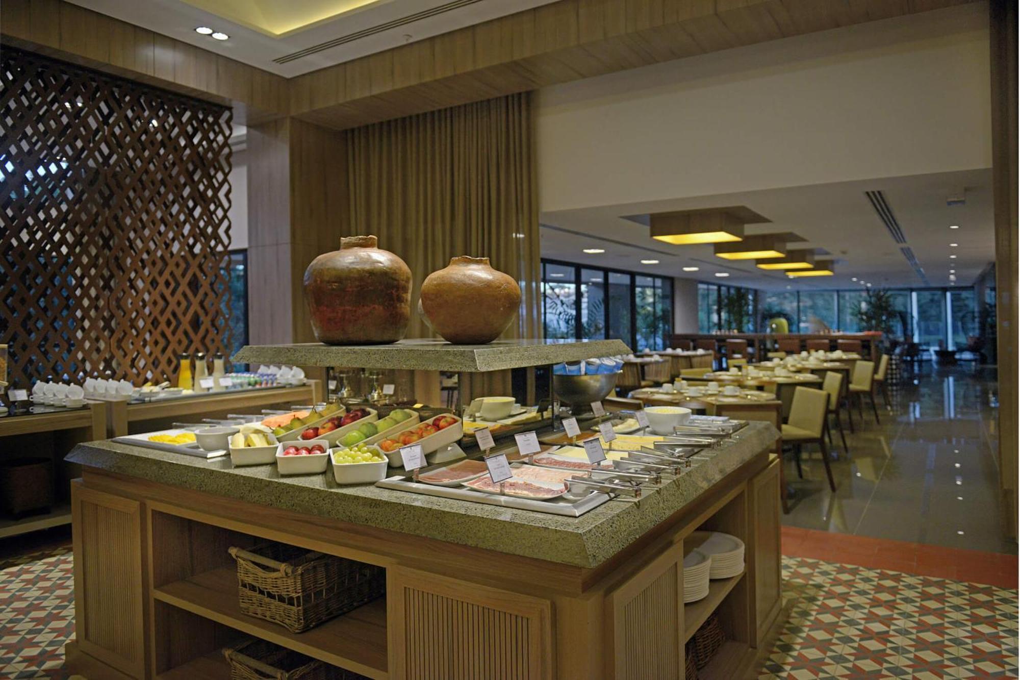 Deville Prime Campo Grande Campo Grande  Extérieur photo A buffet at a hotel